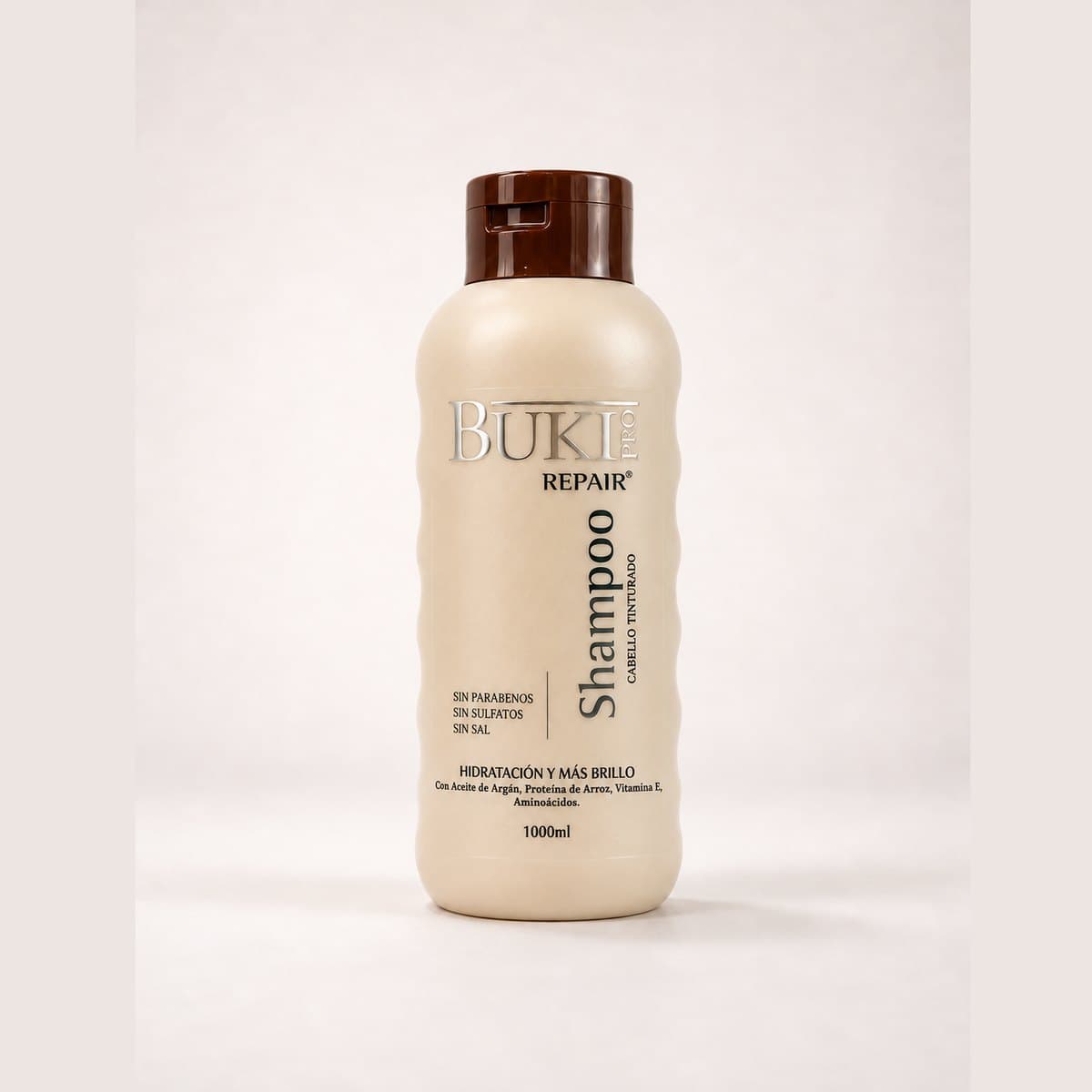 Shampoo Repair de 1000 ml de Buki Pro para cabello tinturado, frasco beige alto con tapa marrón.