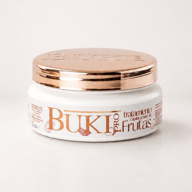 Tratamiento capilar a base de Frutas de 250 ml de Buki Pro, tarro bajo blanco con tapa cobriza.