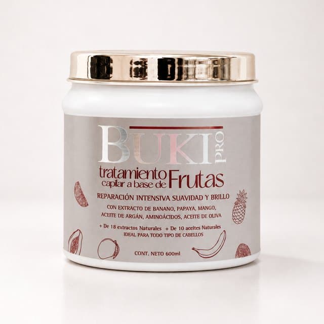 Tratamiento capilar a base de Frutas de 600 ml de Buki Pro, tarro ancho blanco con etiqueta clara y tapa cobriza.